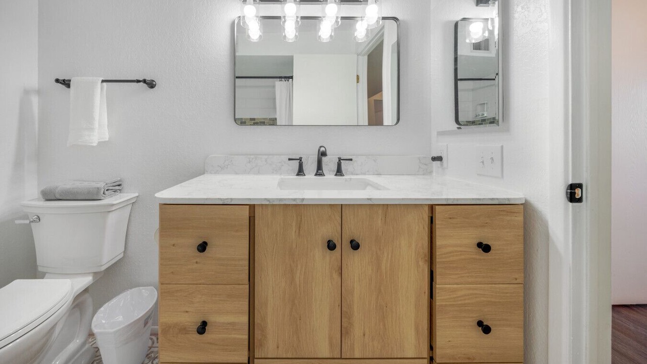 Photo of Bathroom in Groves Lincoln Park