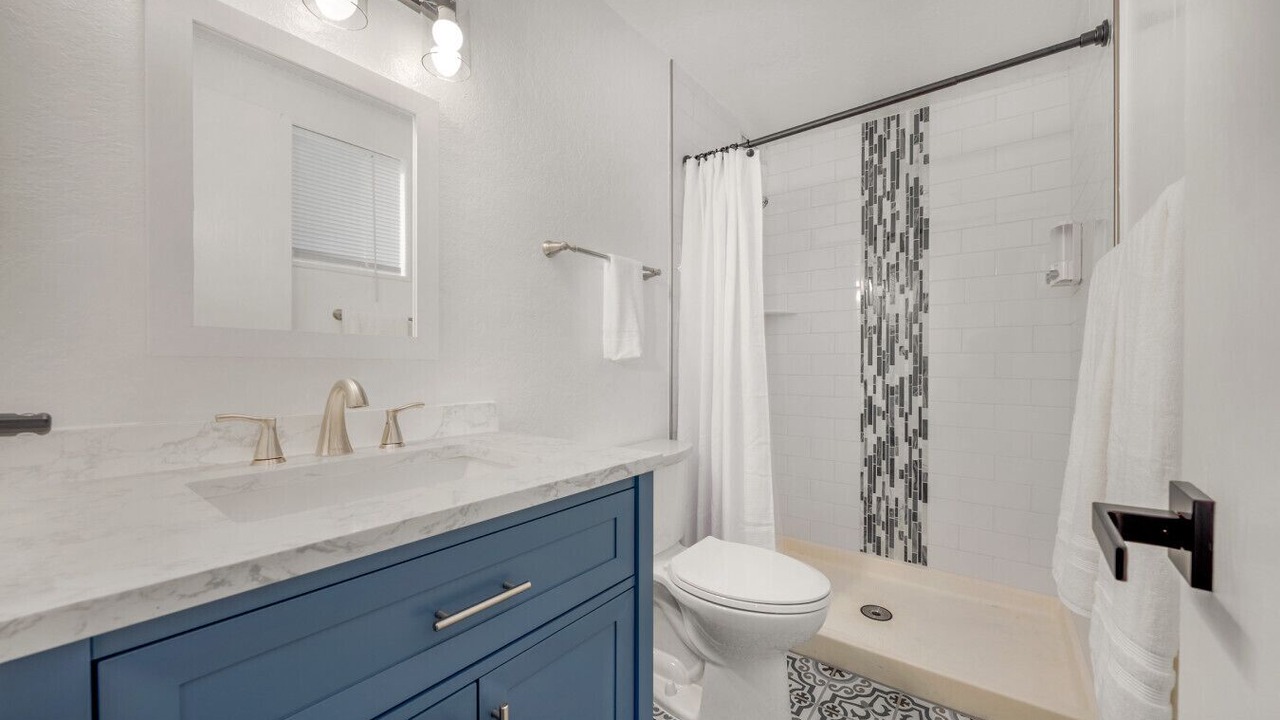 Photo of Bathroom in Groves Lincoln Park