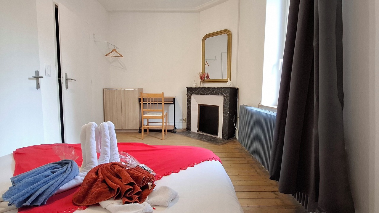 Photo of Bedroom in Poincare - Foch - Anatole France - Croix de Bourgogne