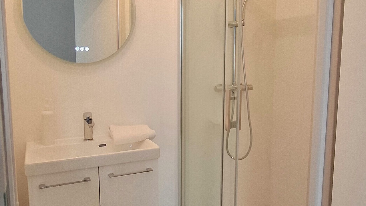 Photo of Bathroom in Poincare - Foch - Anatole France - Croix de Bourgogne