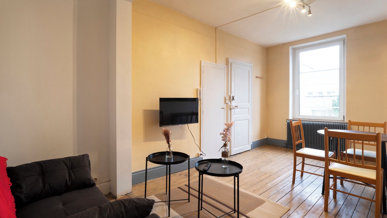 Photo of Livingroom in Poincare - Foch - Anatole France - Croix de Bourgogne