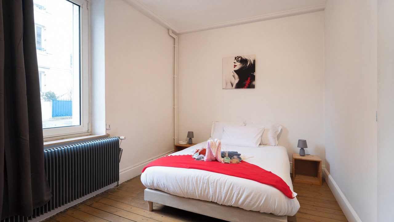 Photo of Bedroom in Poincare - Foch - Anatole France - Croix de Bourgogne