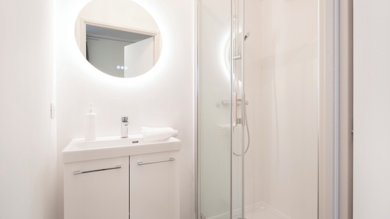 Photo of Bathroom in Poincare - Foch - Anatole France - Croix de Bourgogne