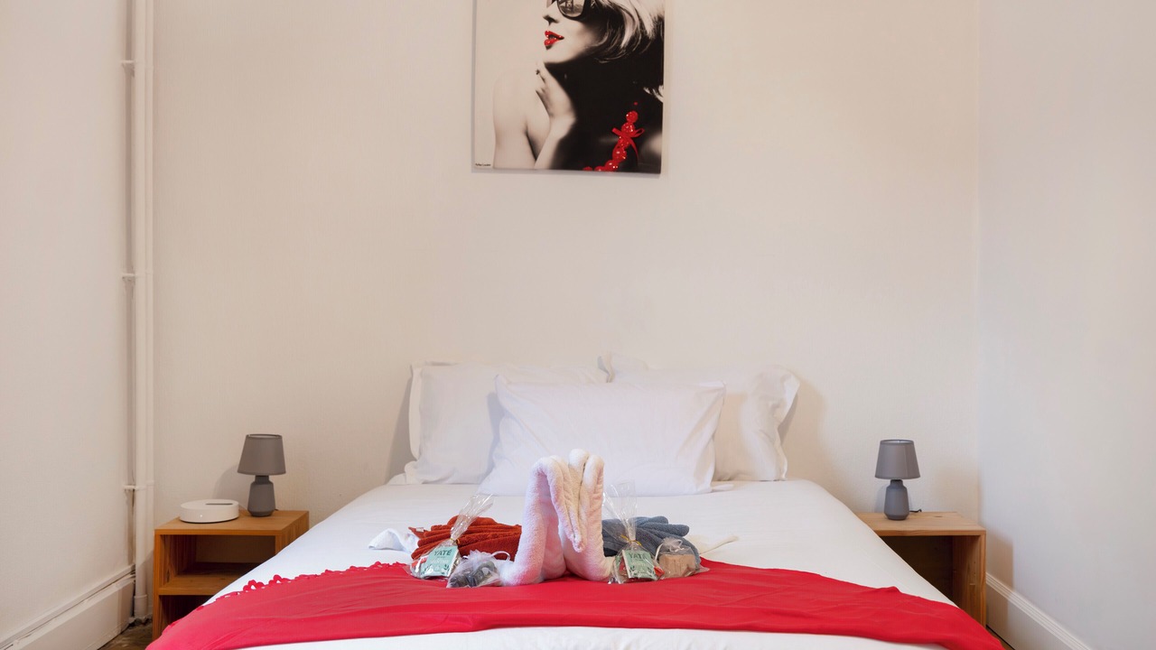 Photo of Bedroom in Poincare - Foch - Anatole France - Croix de Bourgogne