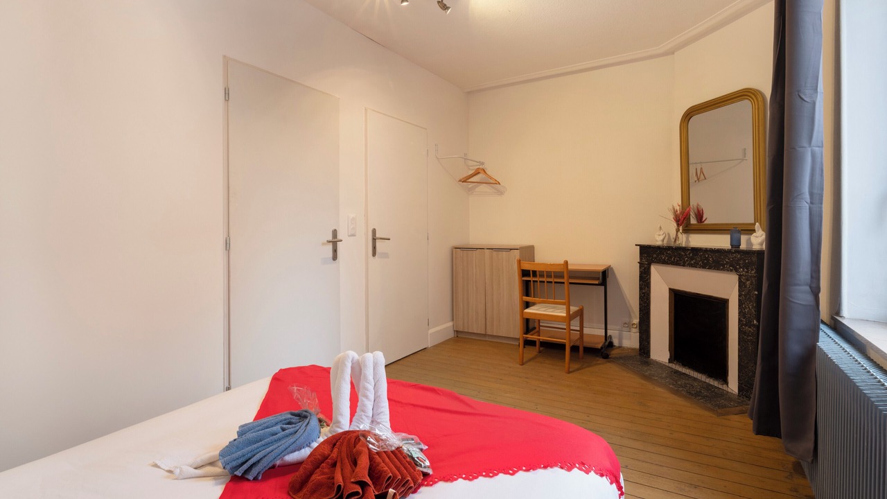 Photo of Bedroom in Poincare - Foch - Anatole France - Croix de Bourgogne
