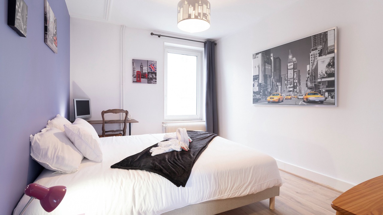 Photo of Bedroom in Poincare - Foch - Anatole France - Croix de Bourgogne