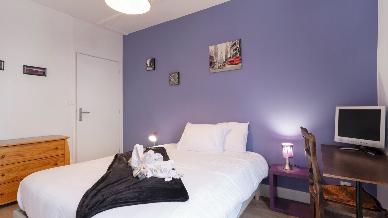 Photo of Bedroom in Poincare - Foch - Anatole France - Croix de Bourgogne
