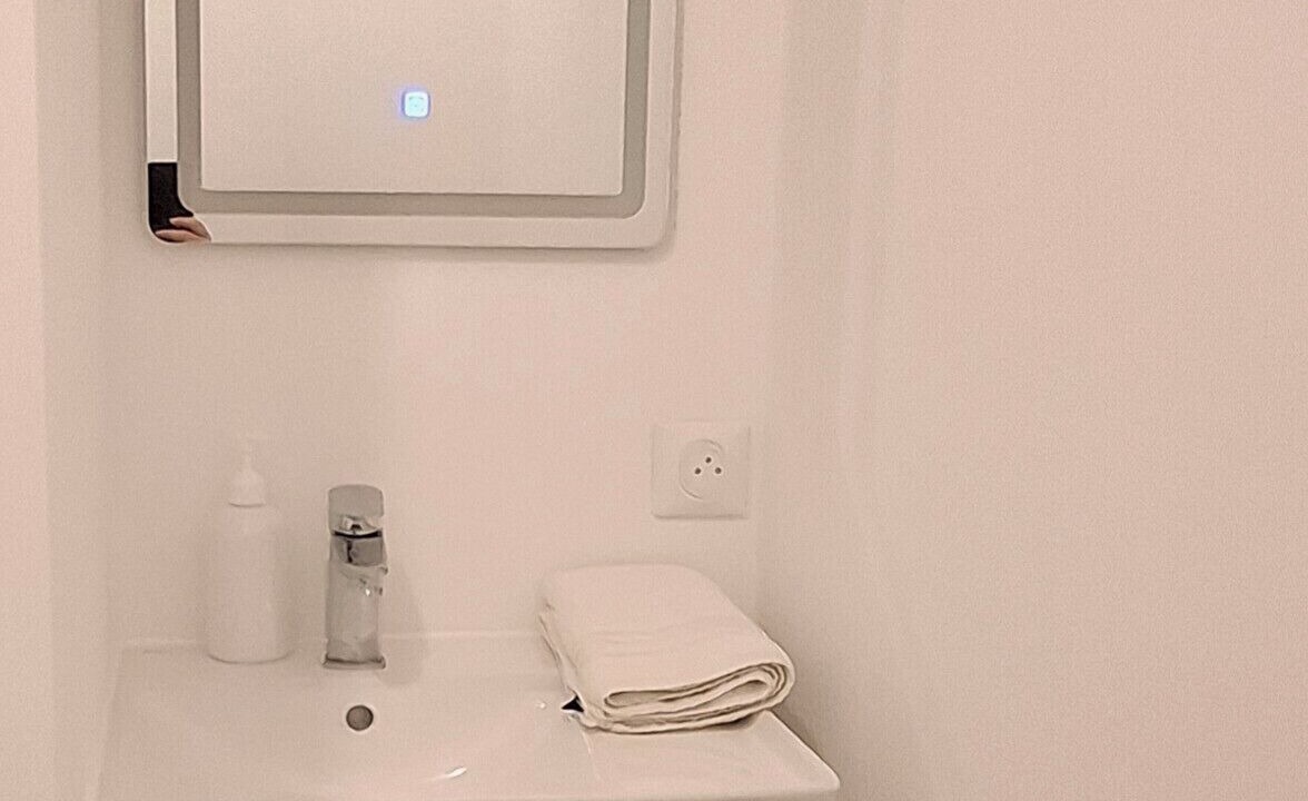 Photo of Bathroom in Poincare - Foch - Anatole France - Croix de Bourgogne