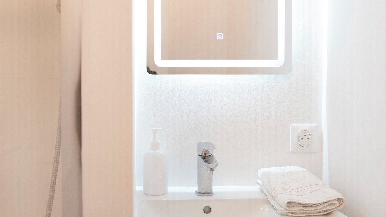 Photo of Bathroom in Poincare - Foch - Anatole France - Croix de Bourgogne
