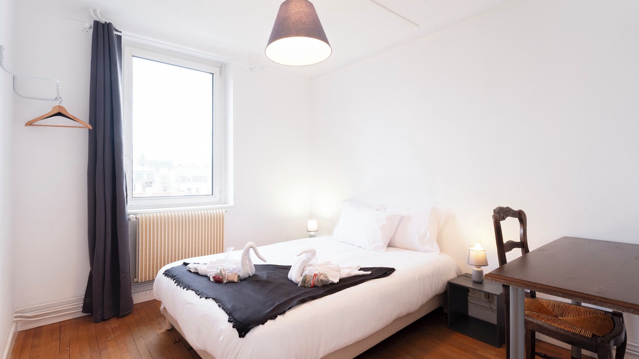 Photo of Bedroom in Poincare - Foch - Anatole France - Croix de Bourgogne