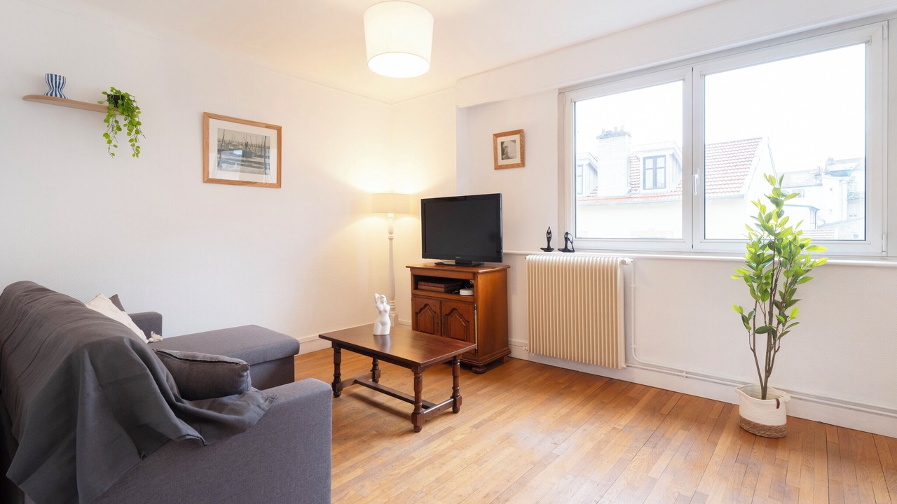 Photo of Livingroom in Poincare - Foch - Anatole France - Croix de Bourgogne