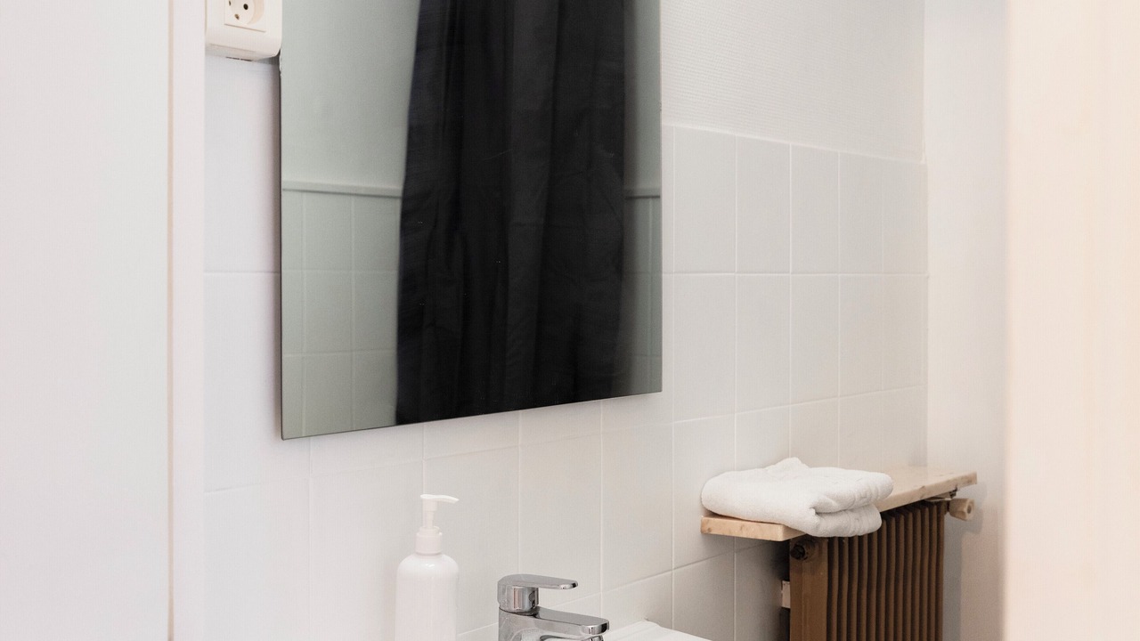 Photo of Bathroom in Poincare - Foch - Anatole France - Croix de Bourgogne