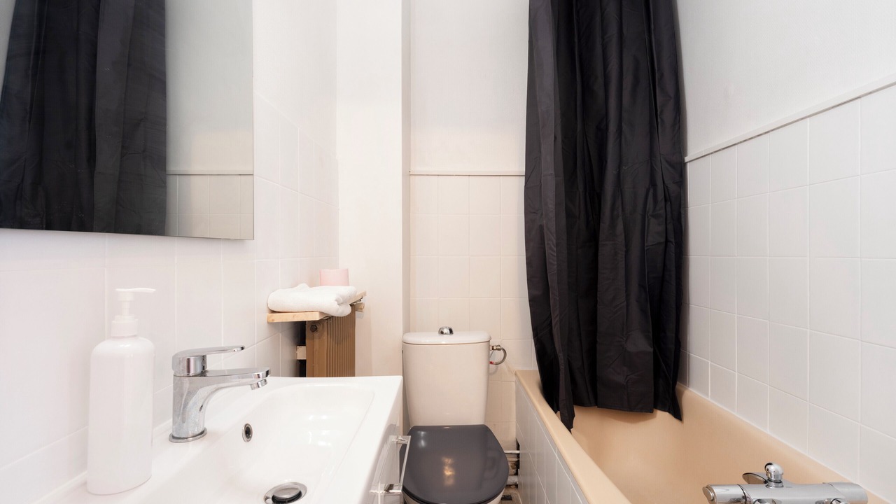 Photo of Bathroom in Poincare - Foch - Anatole France - Croix de Bourgogne