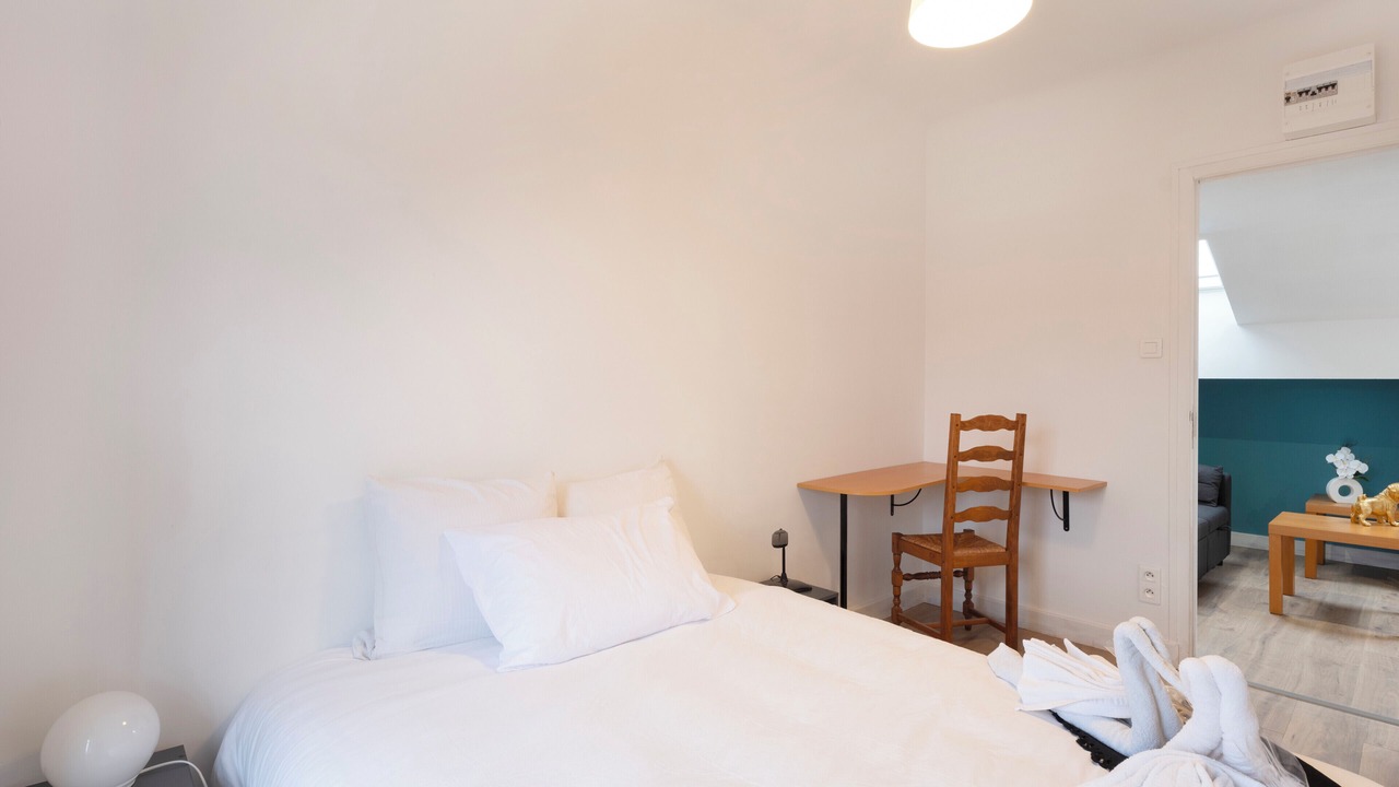 Photo of Bedroom in Poincare - Foch - Anatole France - Croix de Bourgogne