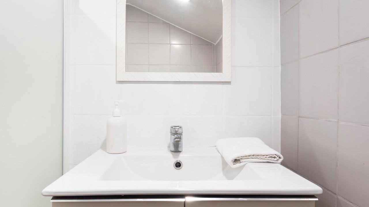 Photo of Bathroom in Poincare - Foch - Anatole France - Croix de Bourgogne