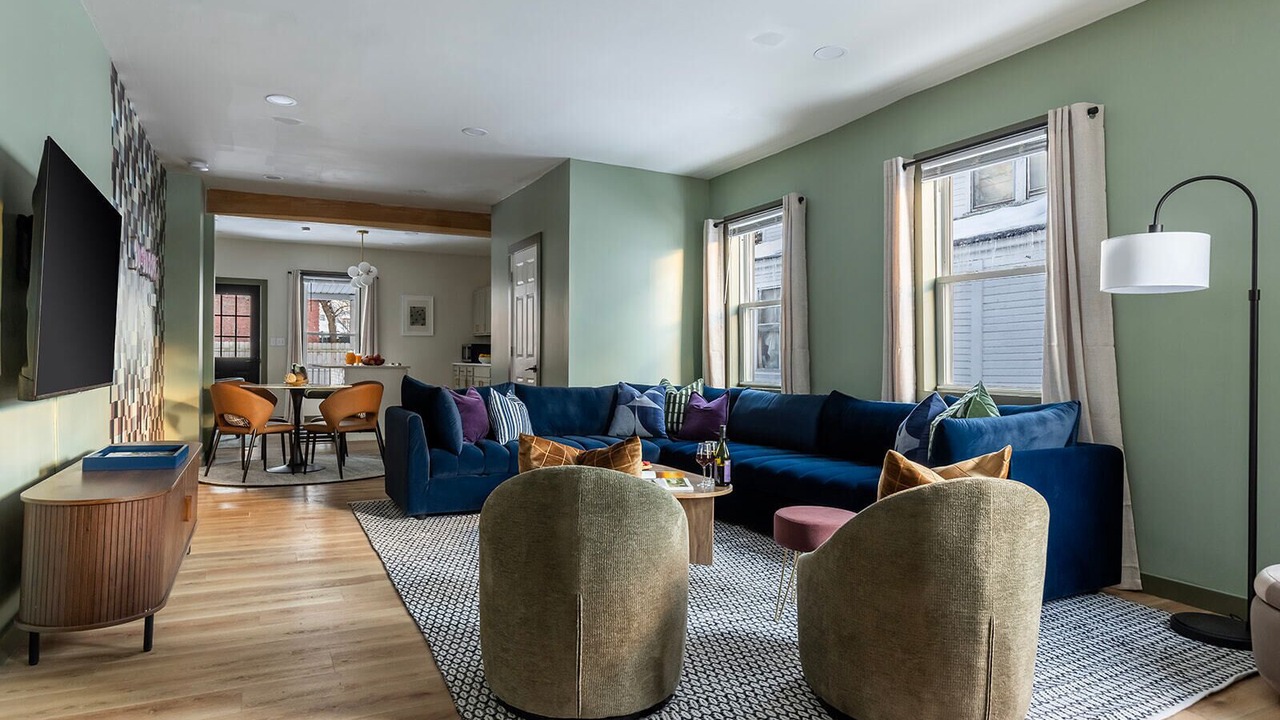 Photo of Livingroom in Detroit - Shoreway