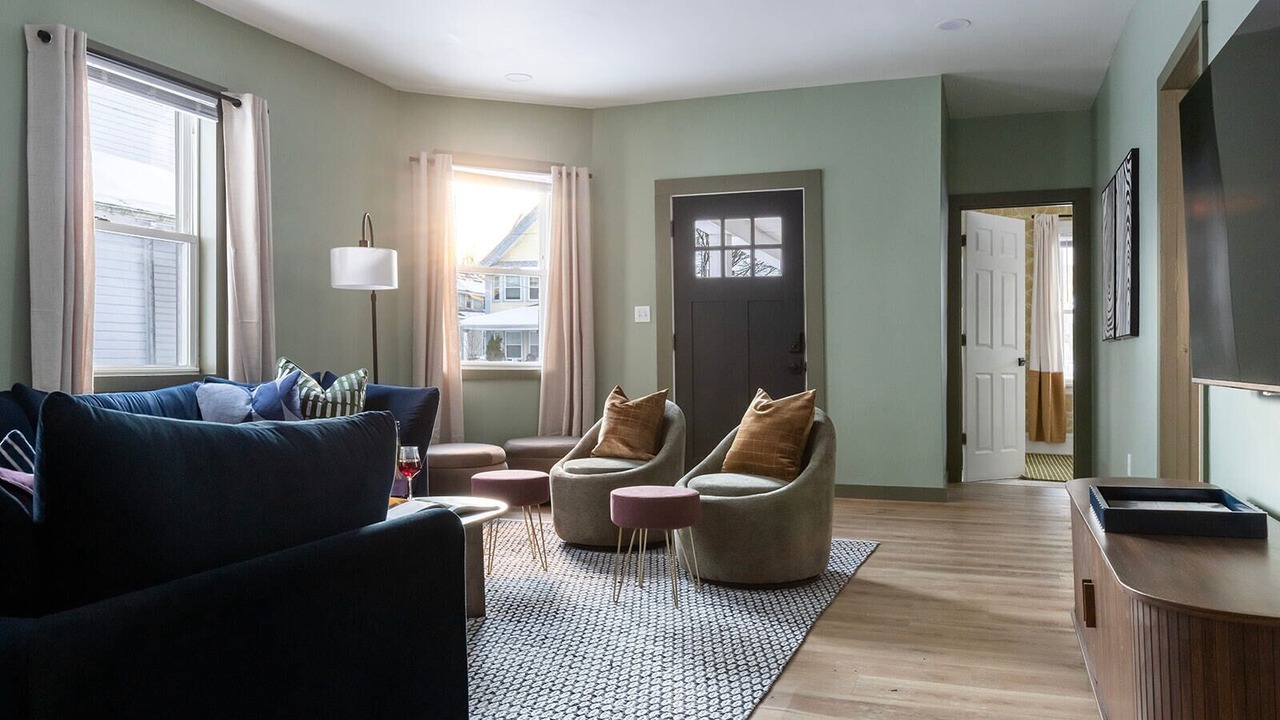 Photo of Livingroom in Detroit - Shoreway