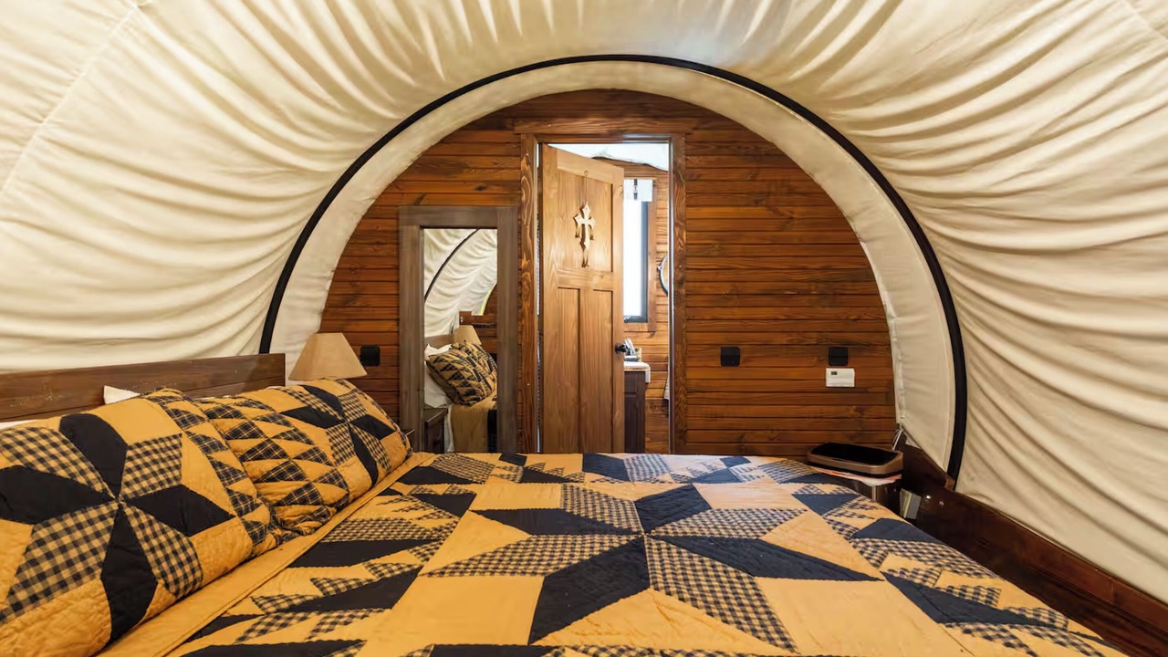 Photo of Bedroom in Putnam Hall