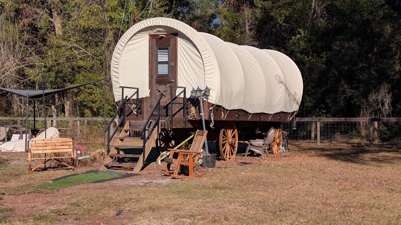 Photo of Outdoor in Putnam Hall