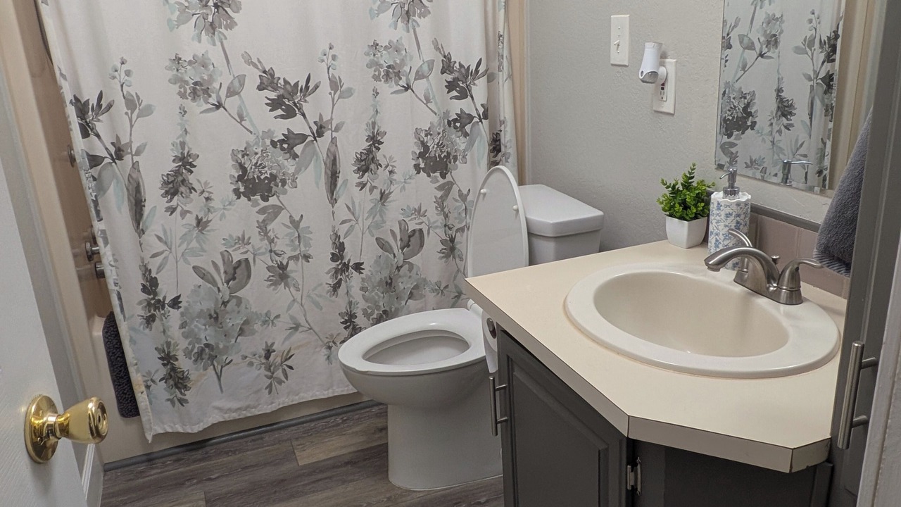 Photo of Bathroom in Aztec