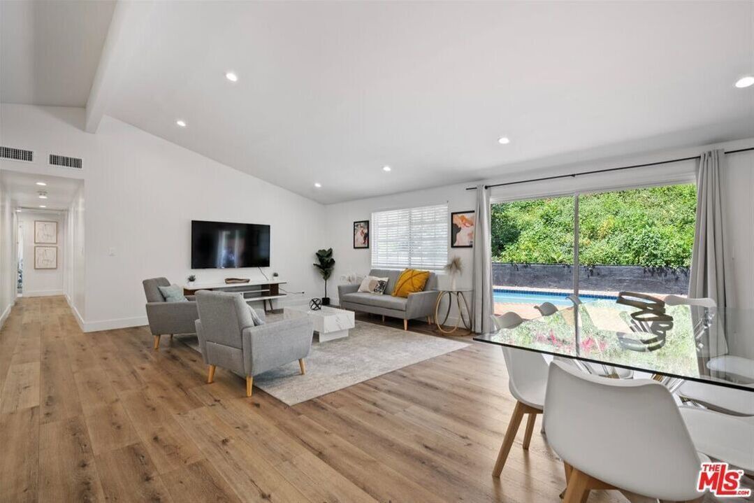 Photo of Livingroom in Woodland Hills
