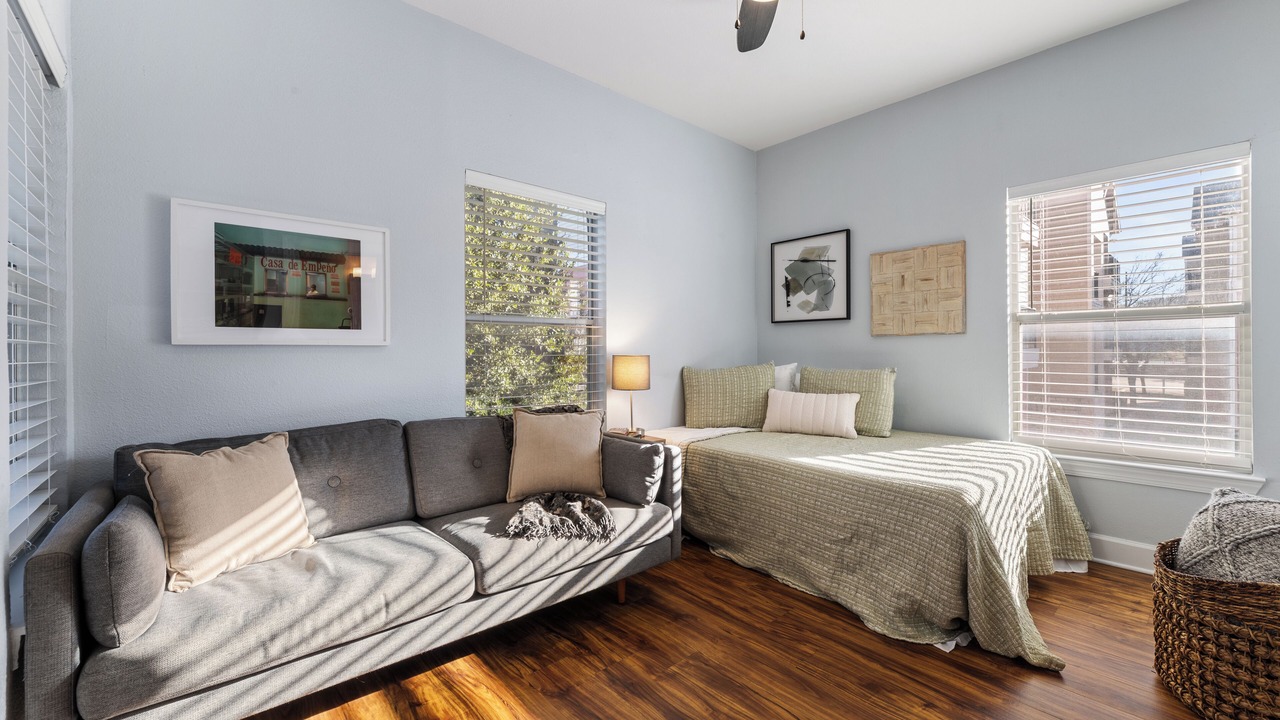 Photo of Livingroom in East Riverside - Oltorf