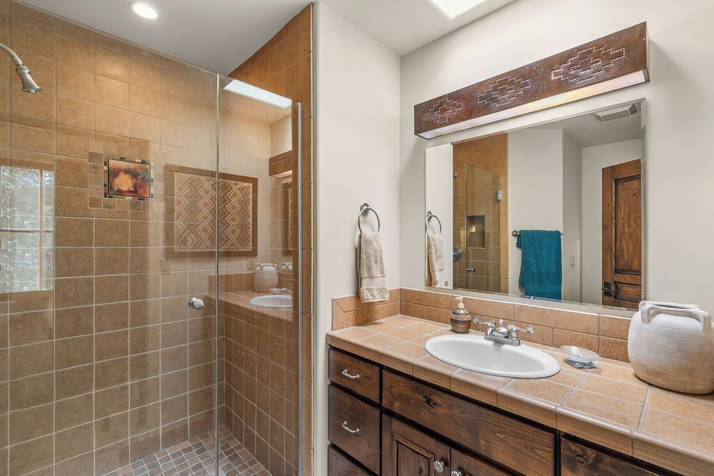 Photo of Bathroom in La Tierra