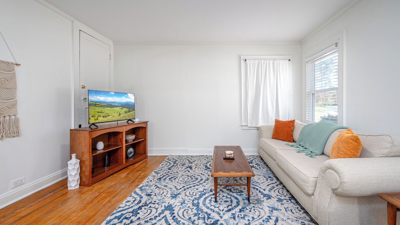 Photo of Livingroom in Croasdaile Farm Master