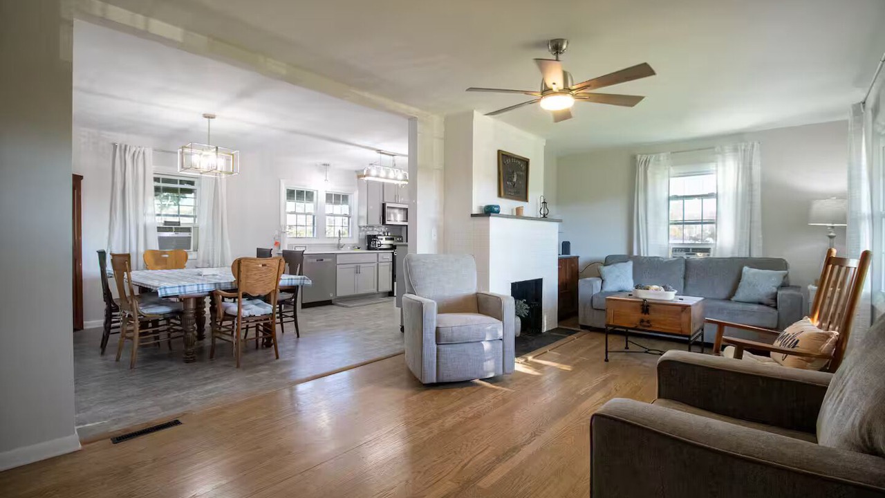 Photo of Livingroom in Fishersville