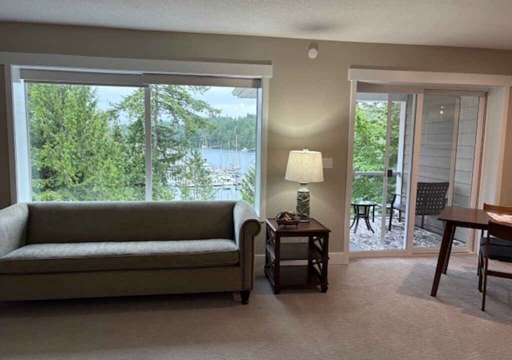 Photo of Livingroom in Brinnon