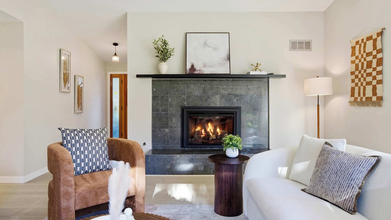 Photo of Livingroom in Northeast Bellevue