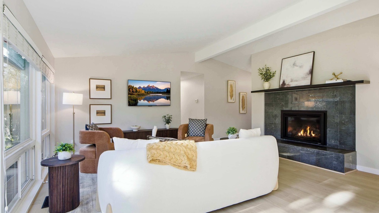 Photo of Livingroom in Northeast Bellevue