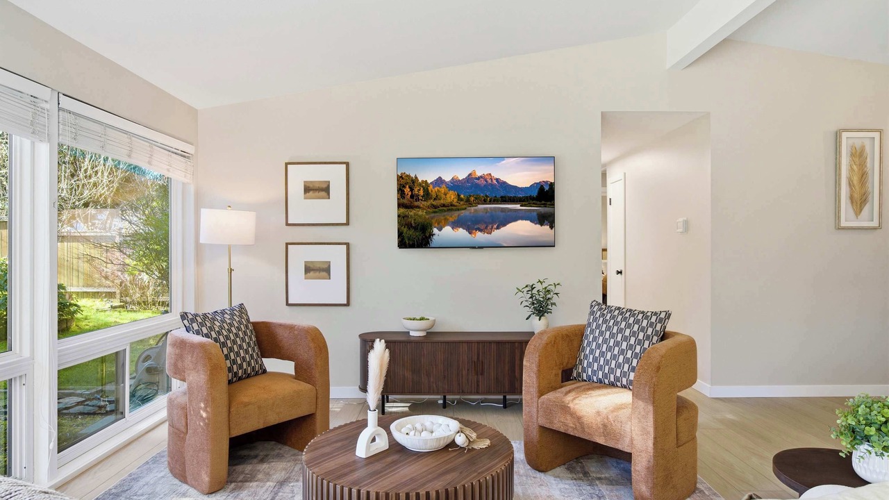 Photo of Livingroom in Northeast Bellevue