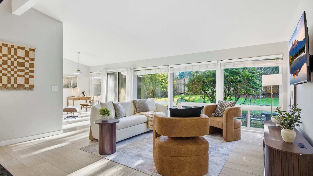 Photo of Livingroom in Northeast Bellevue