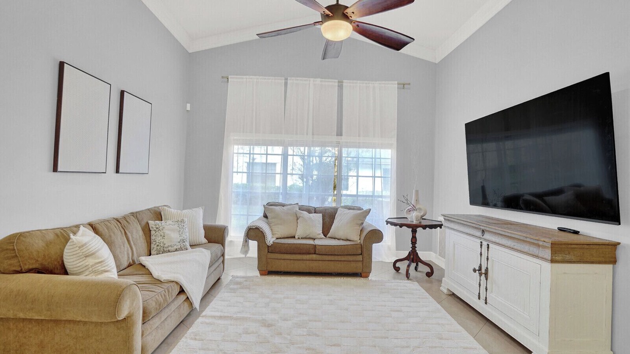 Photo of Livingroom in Greenview Shores