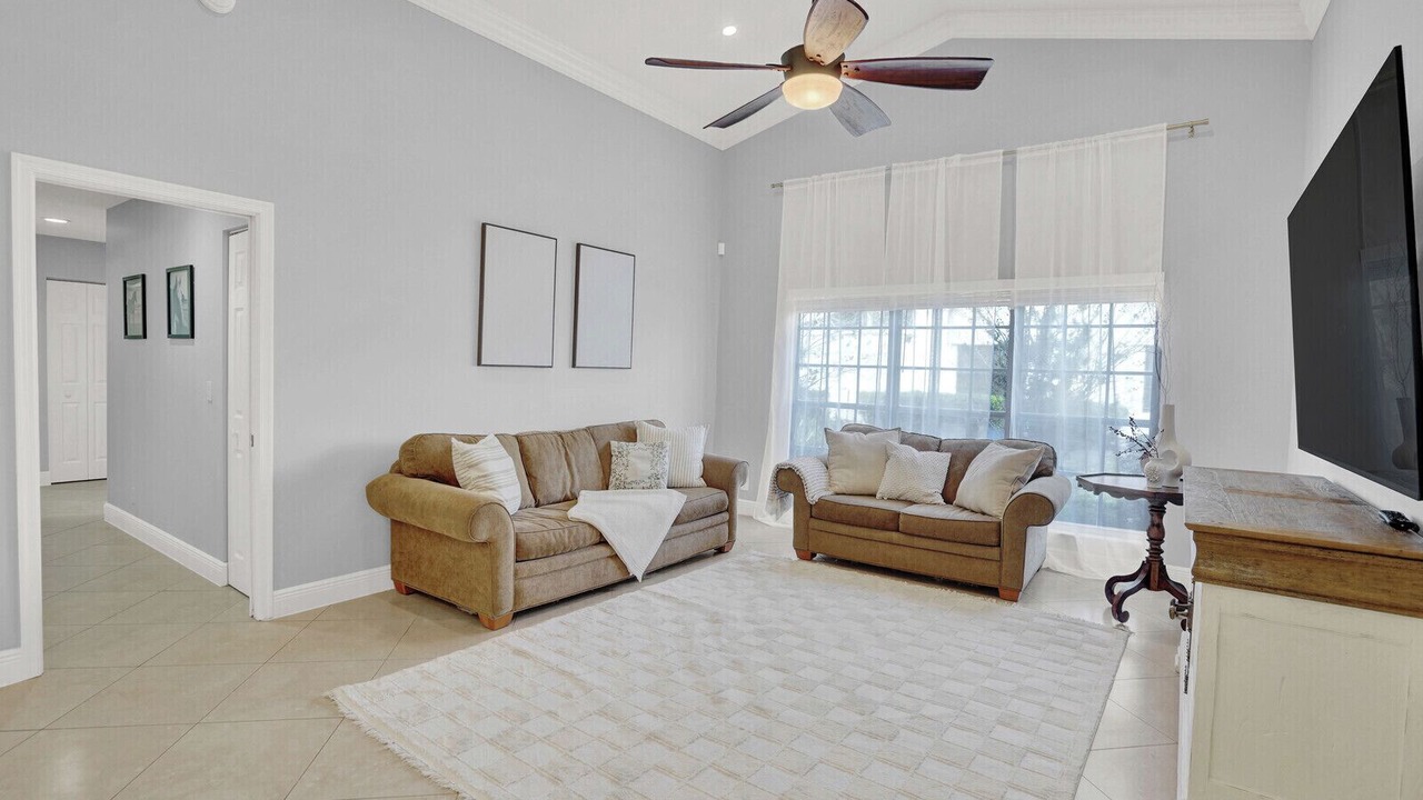 Photo of Livingroom in Greenview Shores