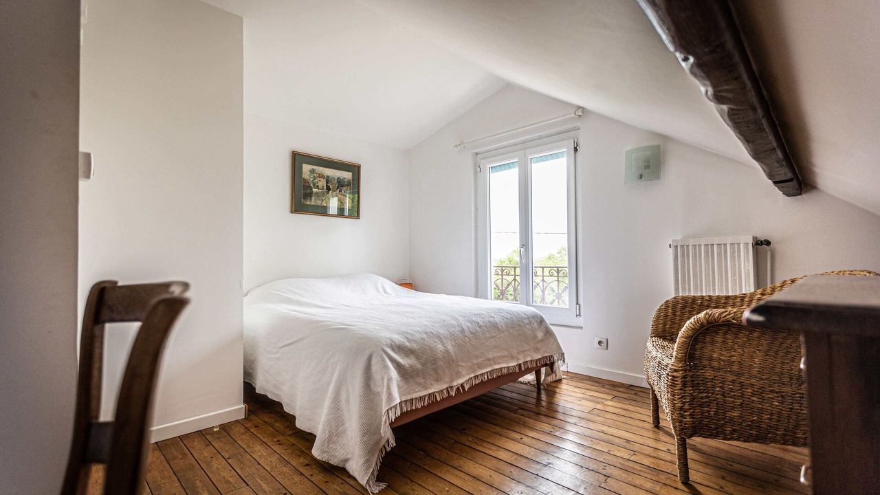 Photo of Bedroom in Jouy-le-Moutier