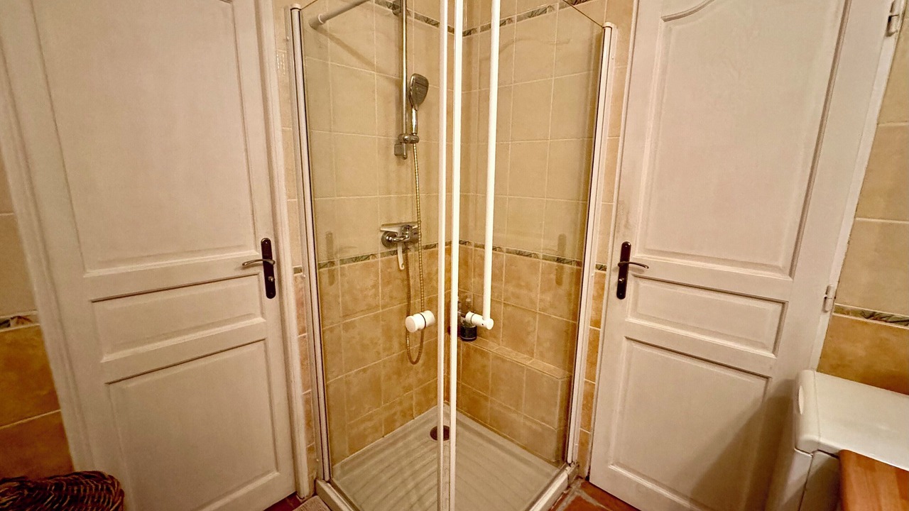 Photo of Bathroom in Jouy-le-Moutier