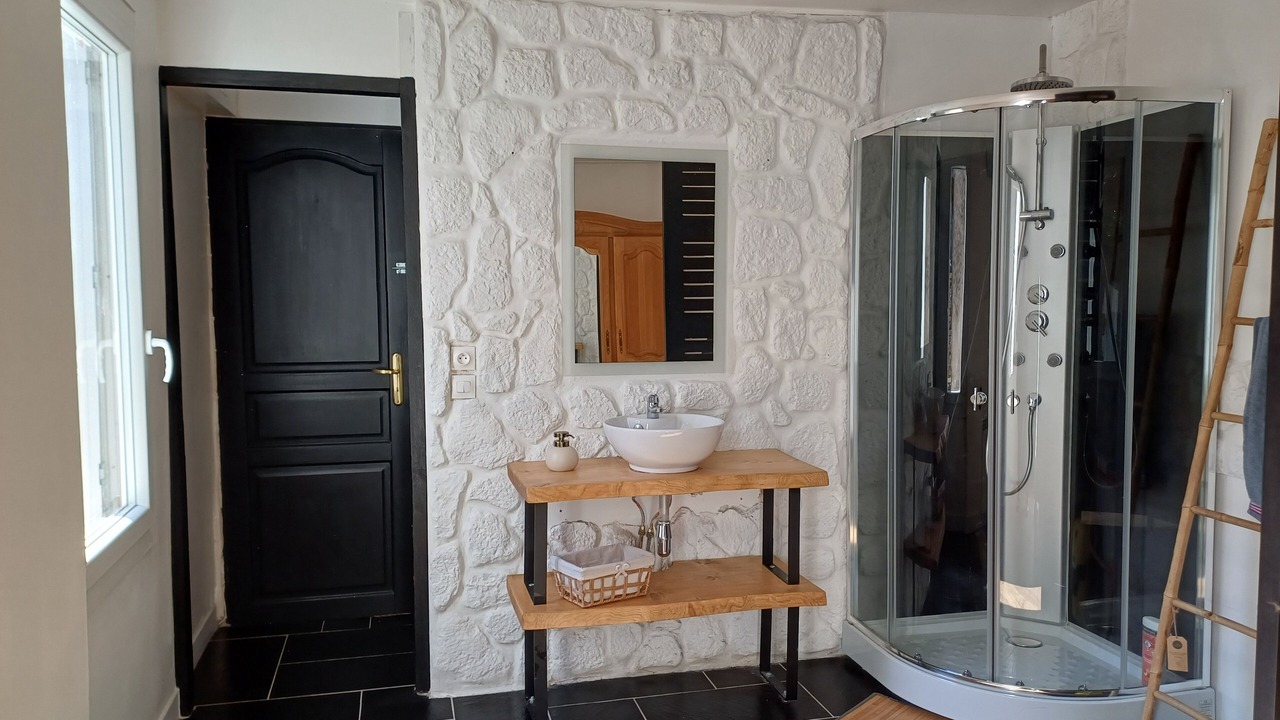Photo of Bathroom in Campan