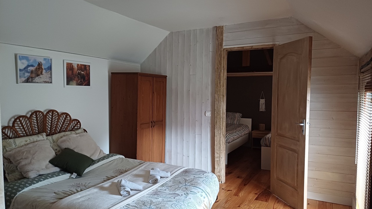 Photo of Bedroom in Campan