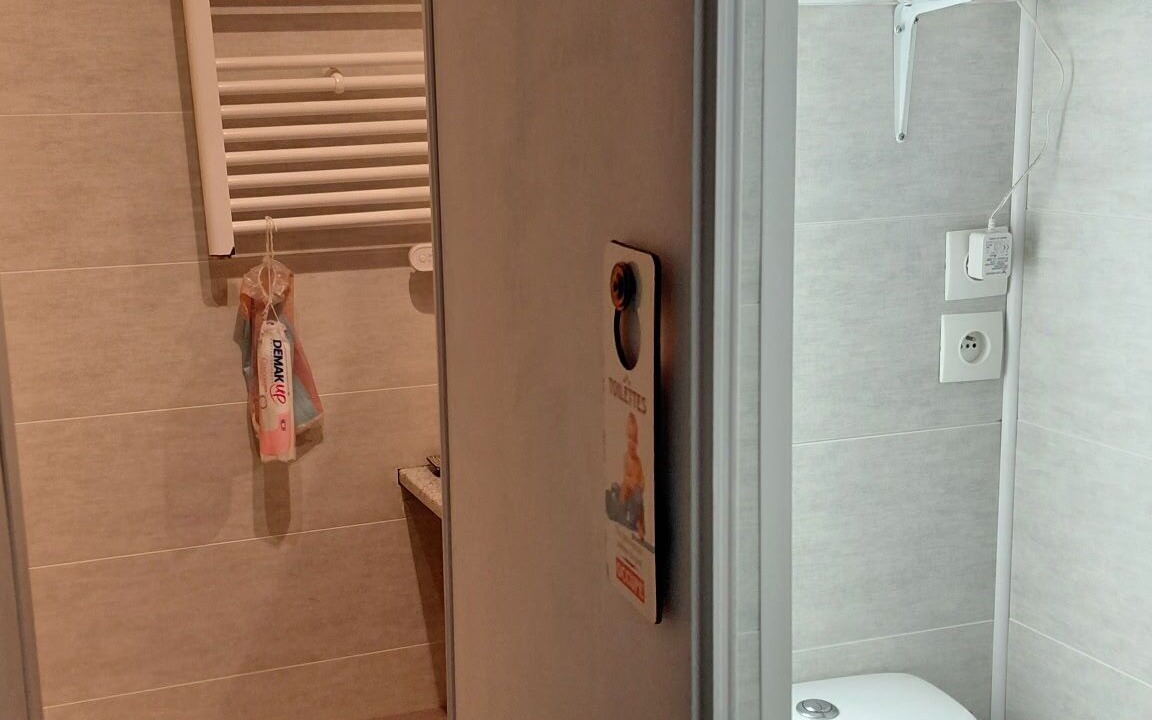 Photo of Bathroom in Hommes