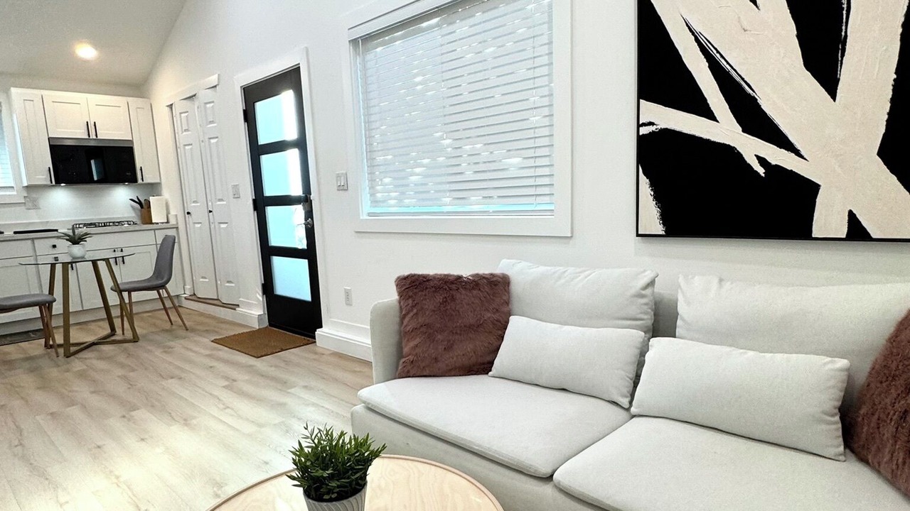 Photo of Livingroom in Alderwood Manor