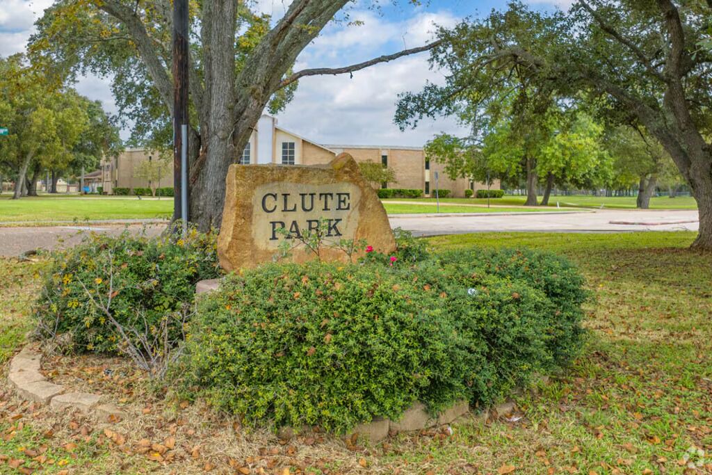 Photo of Others in Clute