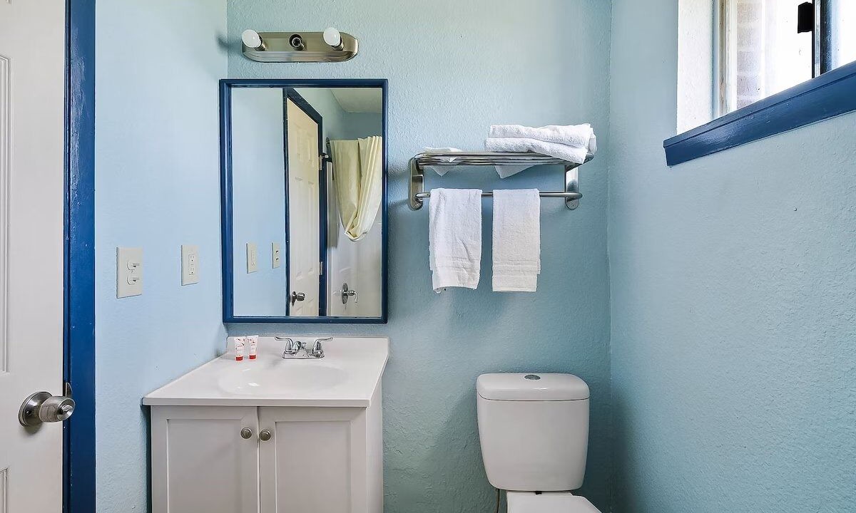 Photo of Bathroom in Luling