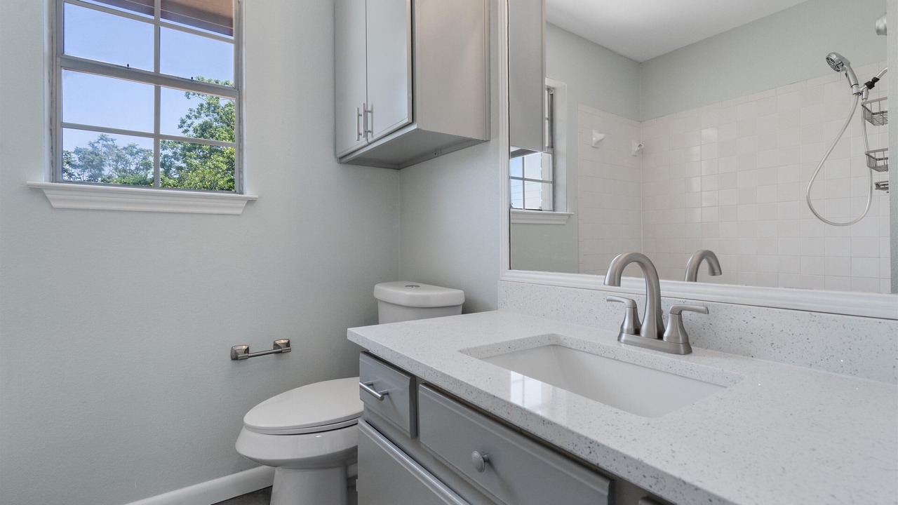 Photo of Bathroom in Montopolis