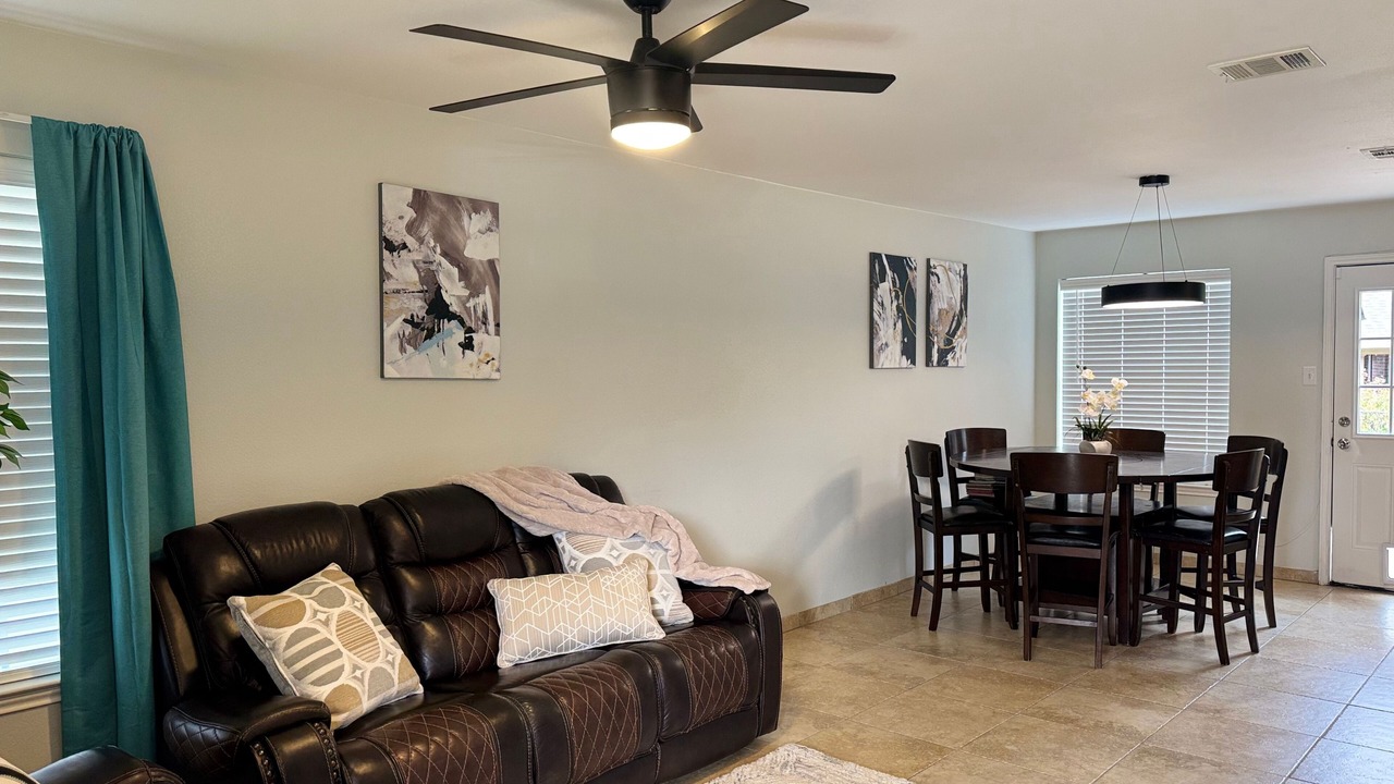 Photo of Livingroom in Montopolis