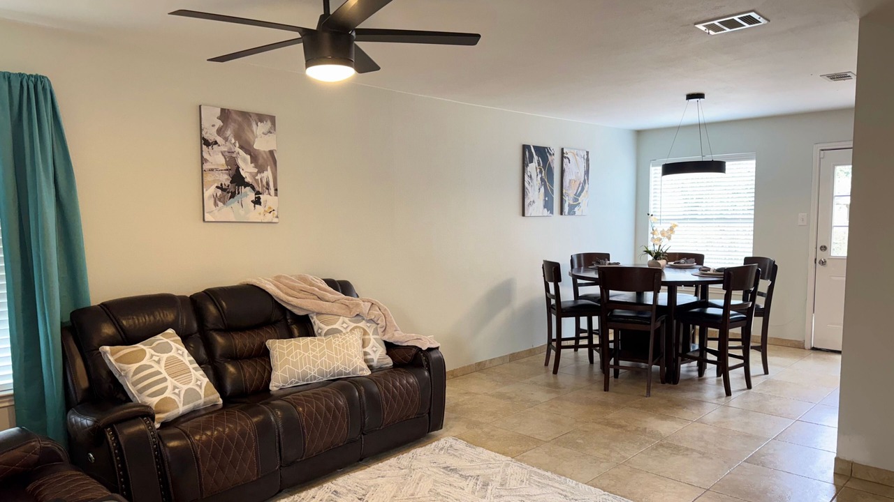 Photo of Livingroom in Montopolis