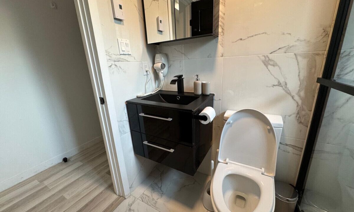Photo of Bathroom in Cote-Des-Neiges—Notre-Dame-De-Grace