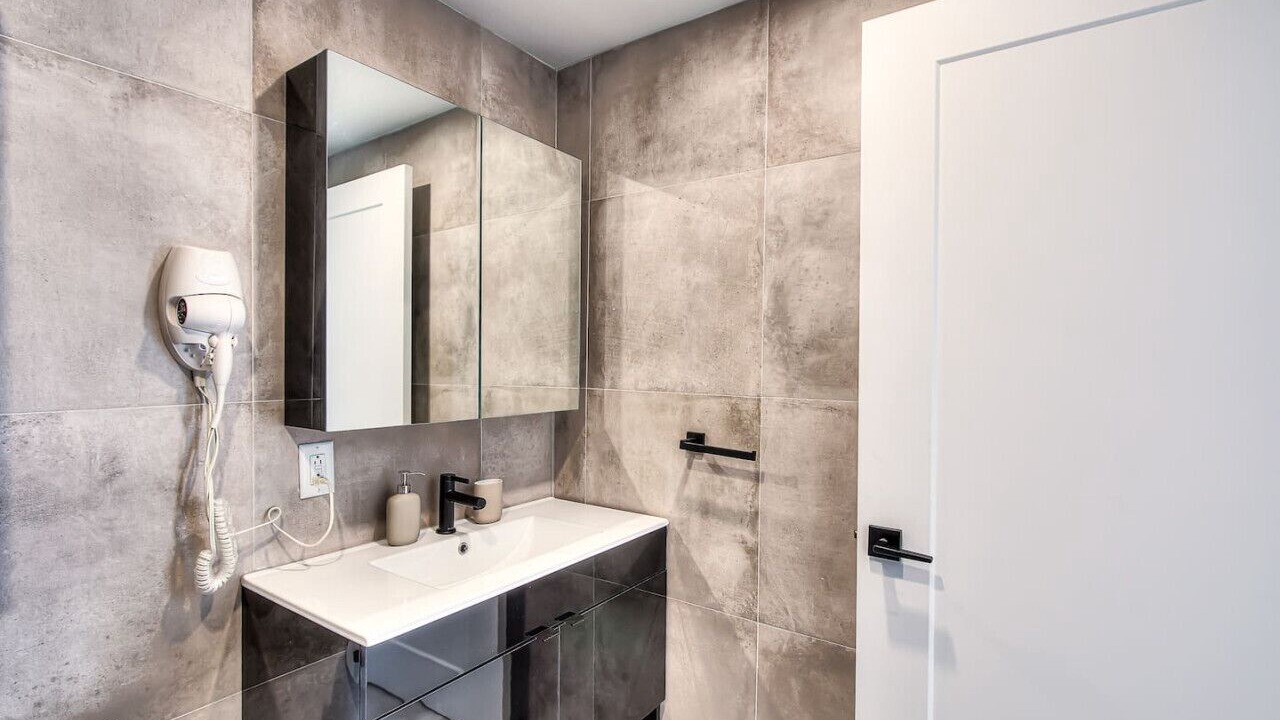 Photo of Bathroom in Cote-Des-Neiges—Notre-Dame-De-Grace
