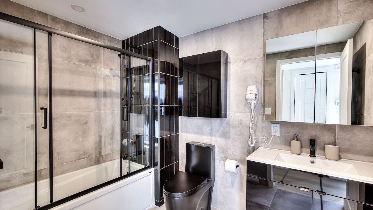 Photo of Bathroom in Cote-Des-Neiges—Notre-Dame-De-Grace
